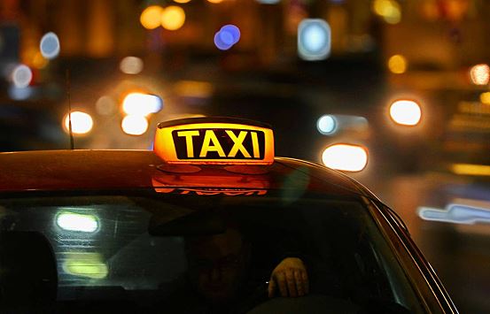Аналитики назвали среднюю зарплату российского таксиста