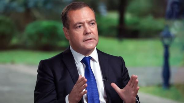 Дмитрий Медведев предложил скорректировать правила выдачи Fan ID