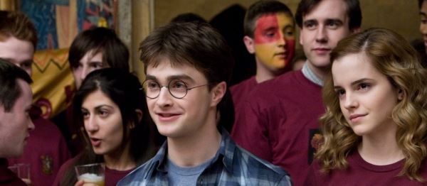<br />
        Нейросеть показала героев «Гарри Поттера» в образе школьных тусовщиков. Хагрид внезапно стал диджеем<br />
      