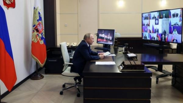 Песков не стал задолго анонсировать военные совещания с участием Путина