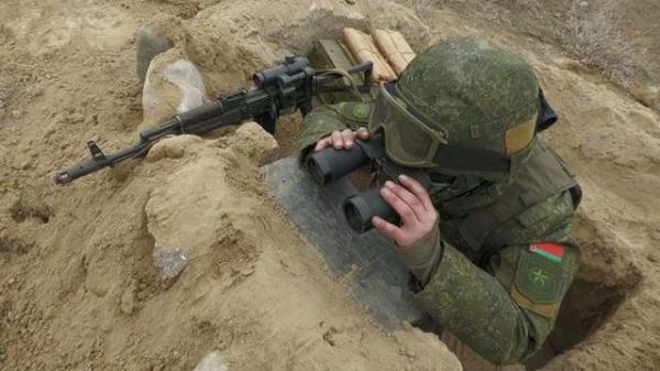 Белорусские десантники проводят занятие с боевой стрельбой на полигоне Брестский возле границы с Польшей - Минобороны республики